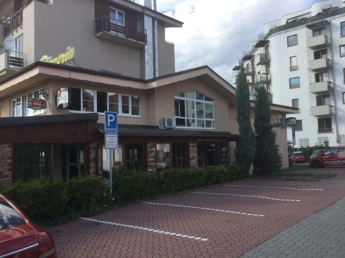 Apartamento Sunny Two-story Kyje *